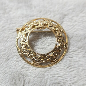 #445 VINTAGE Brooch gold tone
